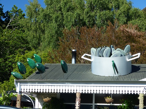 Green-mussels flee from the pot on a restaurant roof in Havelock, Nov 2015